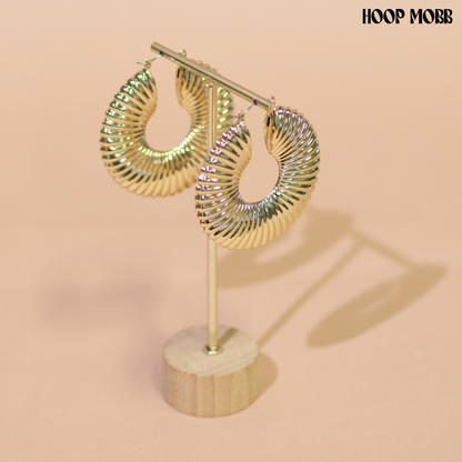 RIBBED SHELL HOOPS - GOLD