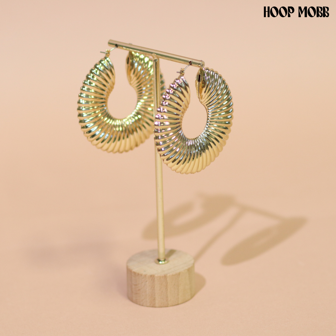 RIBBED SHELL HOOPS - GOLD