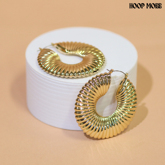 RIBBED SHELL HOOPS - GOLD