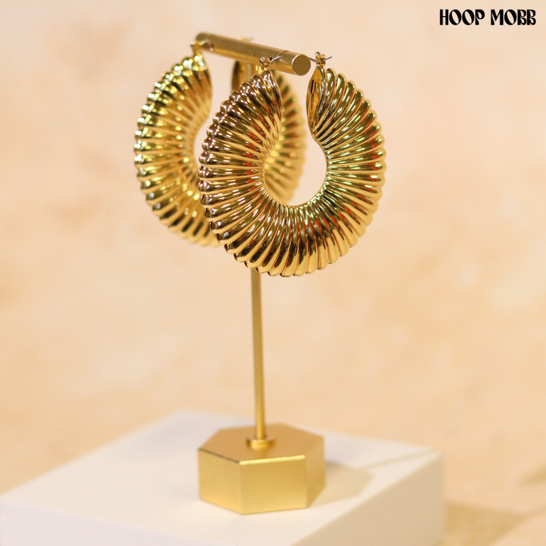 RIBBED SHELL HOOPS - GOLD